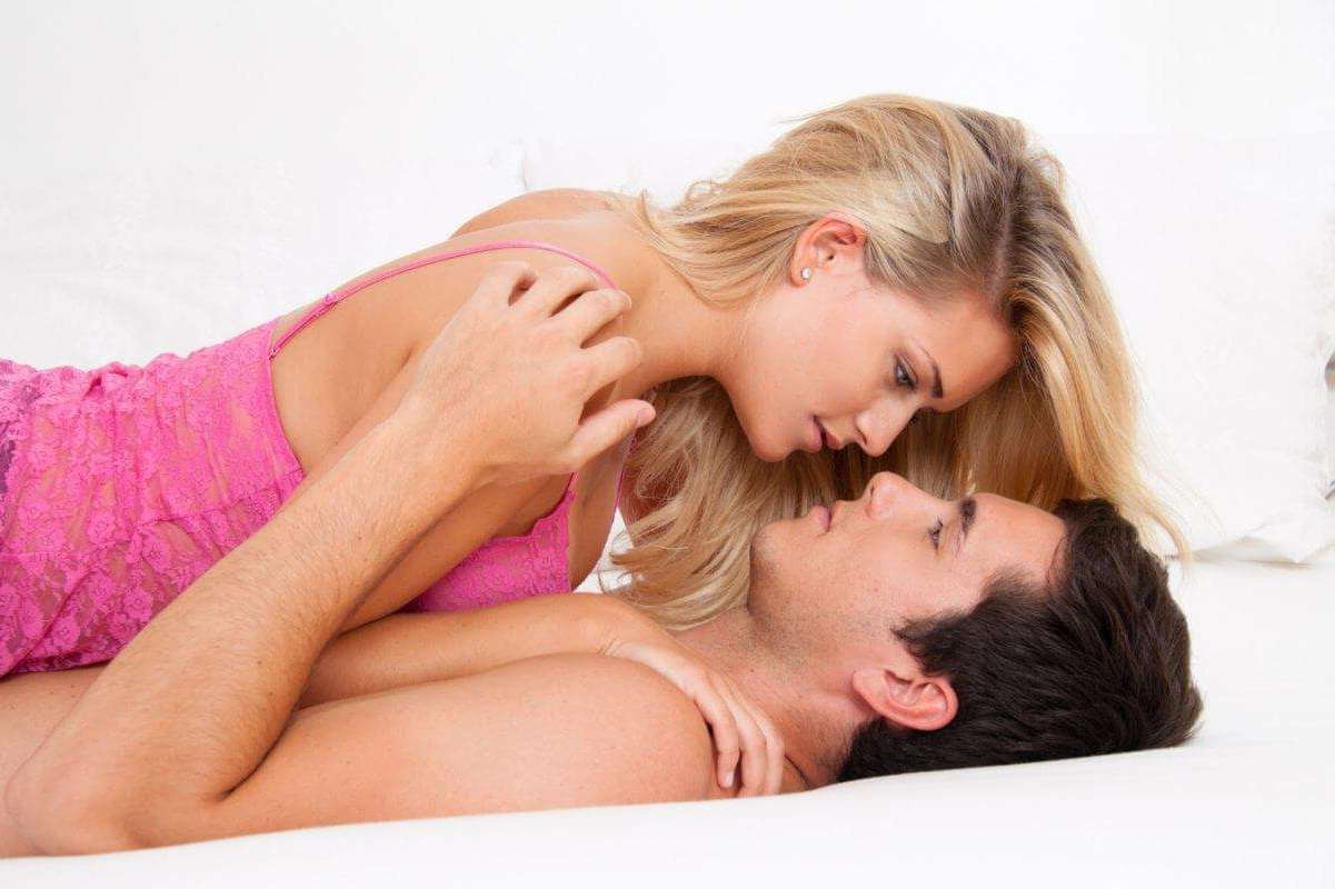 Первый секс с партнером: от первого свидания до постели