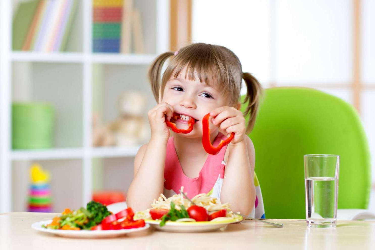 Ребенок ест сладкие овощи и фрукты