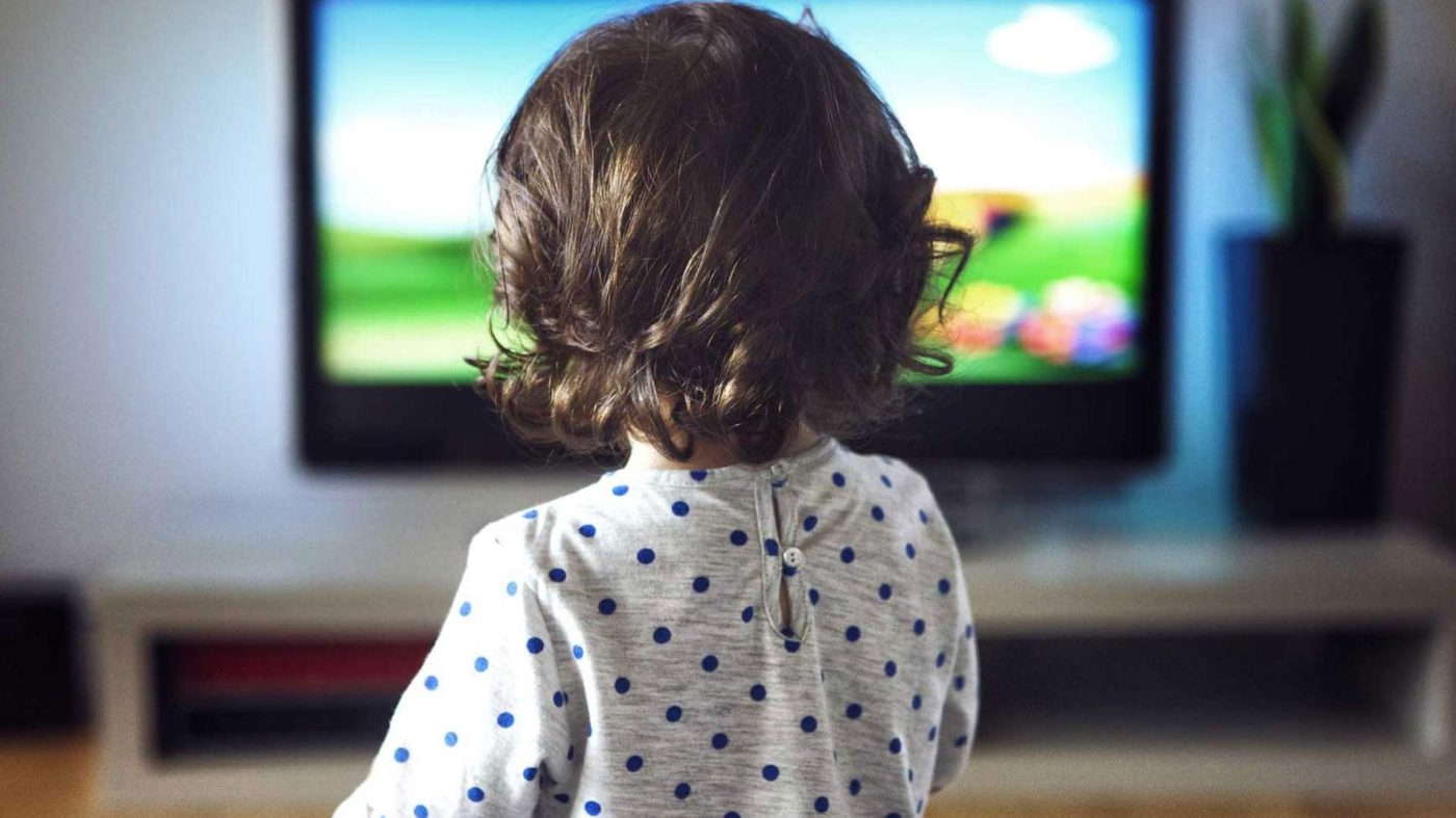 Как правильно смотреть телевизор детям, чтобы не получить вреда