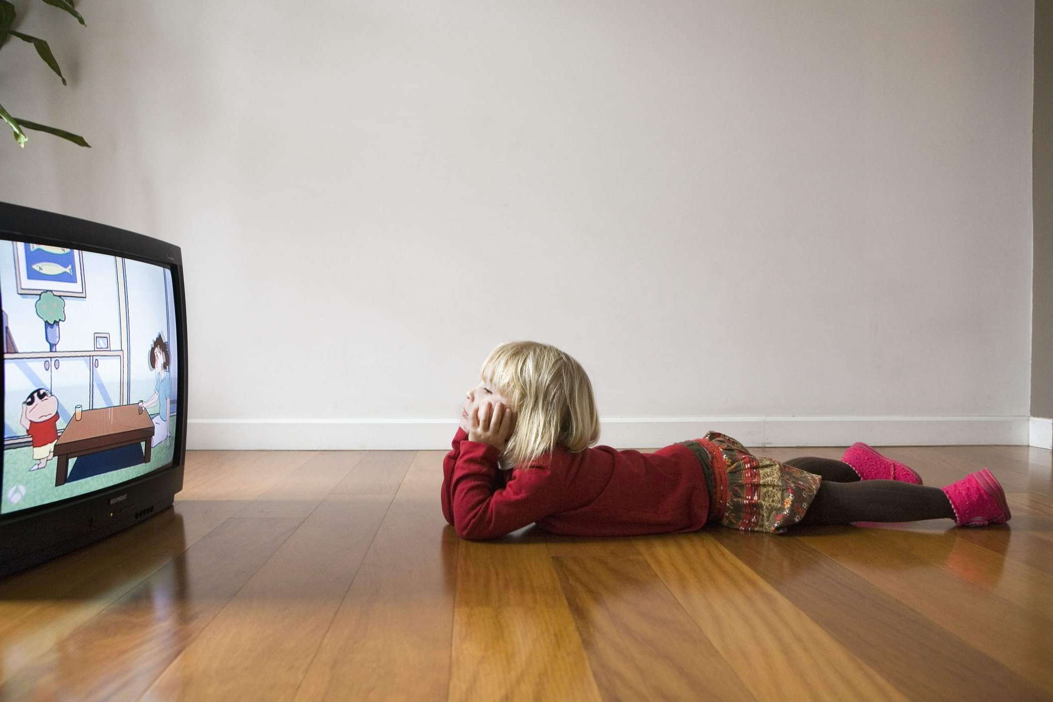 Переутомление глаз ребенка от просмотра телевизионных передач на близком расстоянии