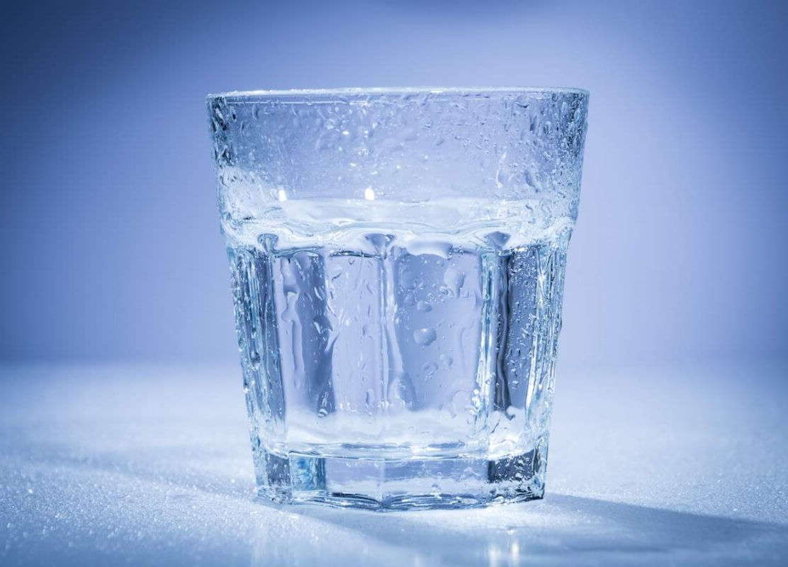 Картинка вода 4. Стакан воды. Запотевший стакан с водой. Стакан чистой воды. Прозрачная вода в стакане.