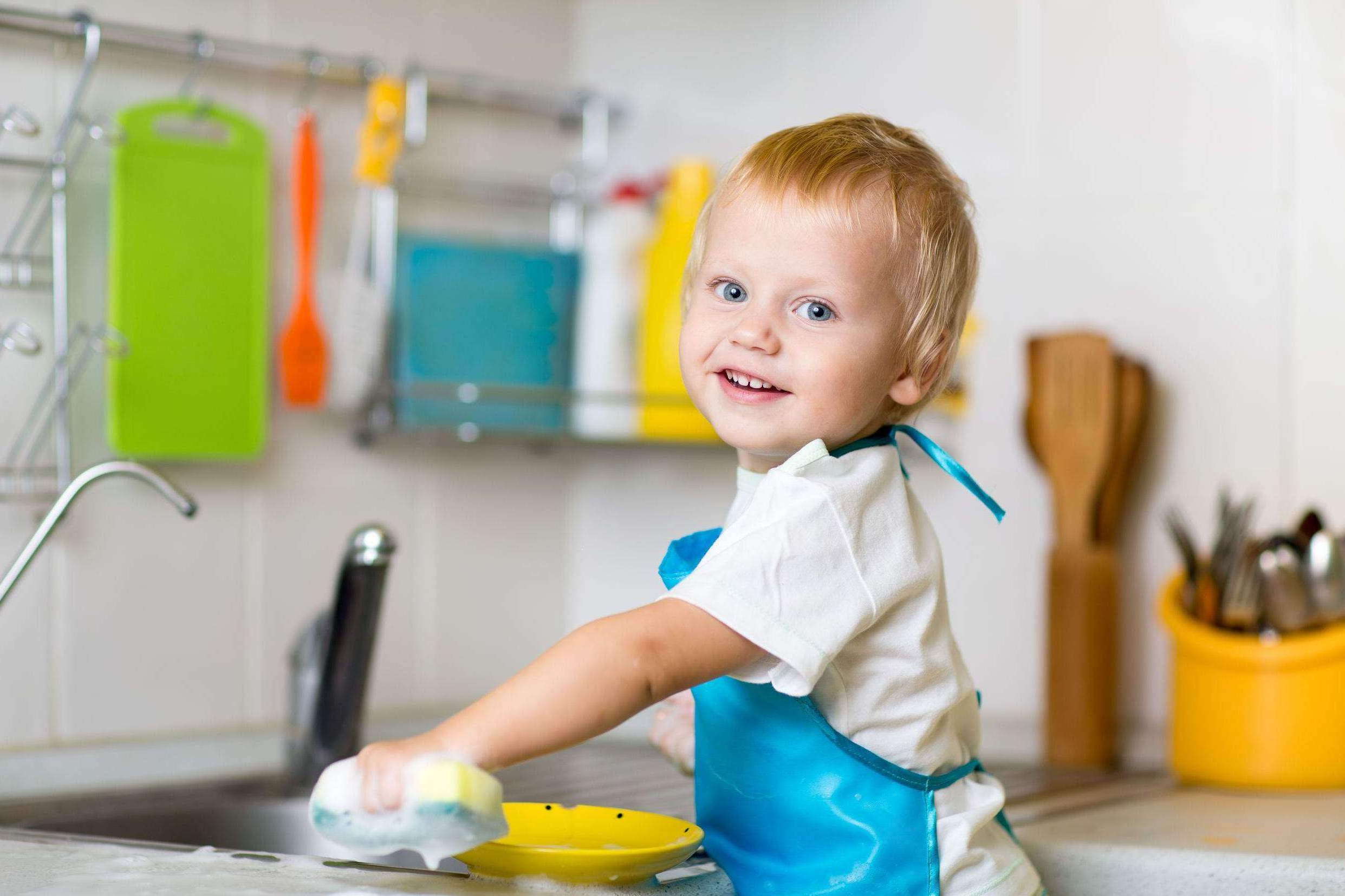 Мальчик самостоятельно моет посуду