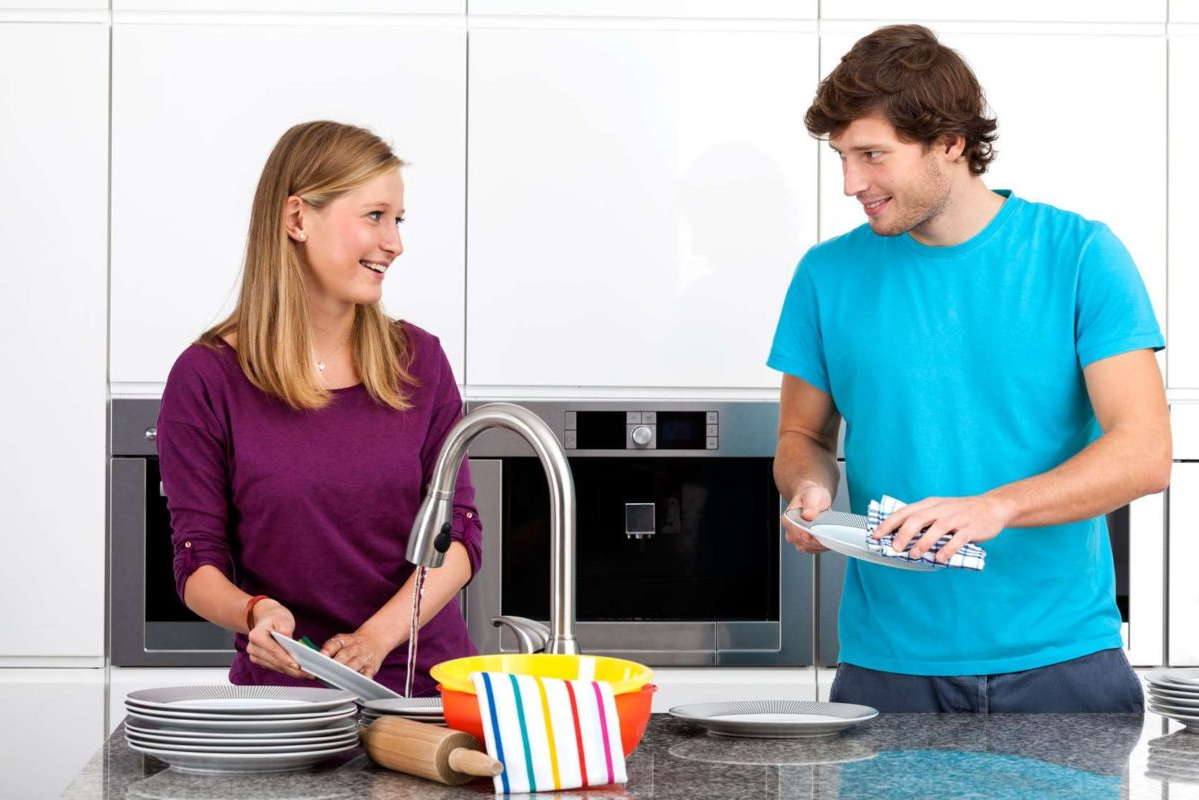 Муж и жена моют посуду вместе