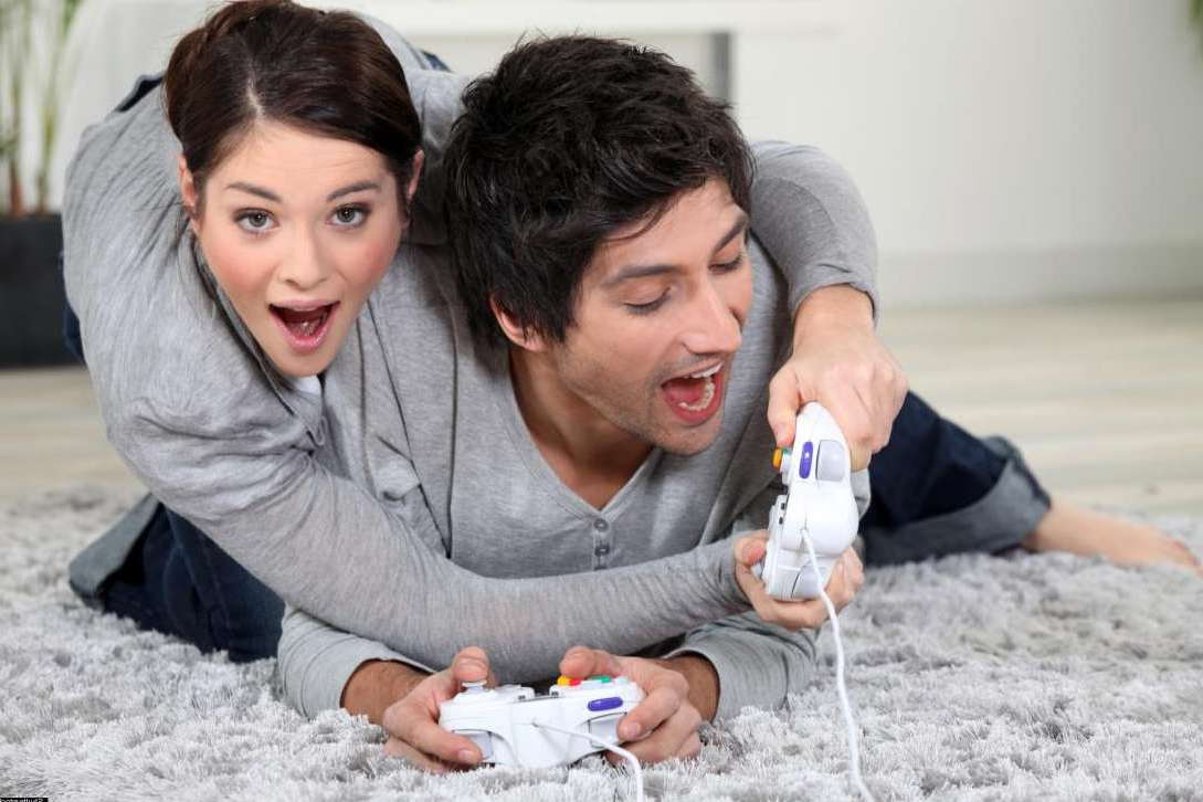 Девушка играет с парнем в компьютерную игру