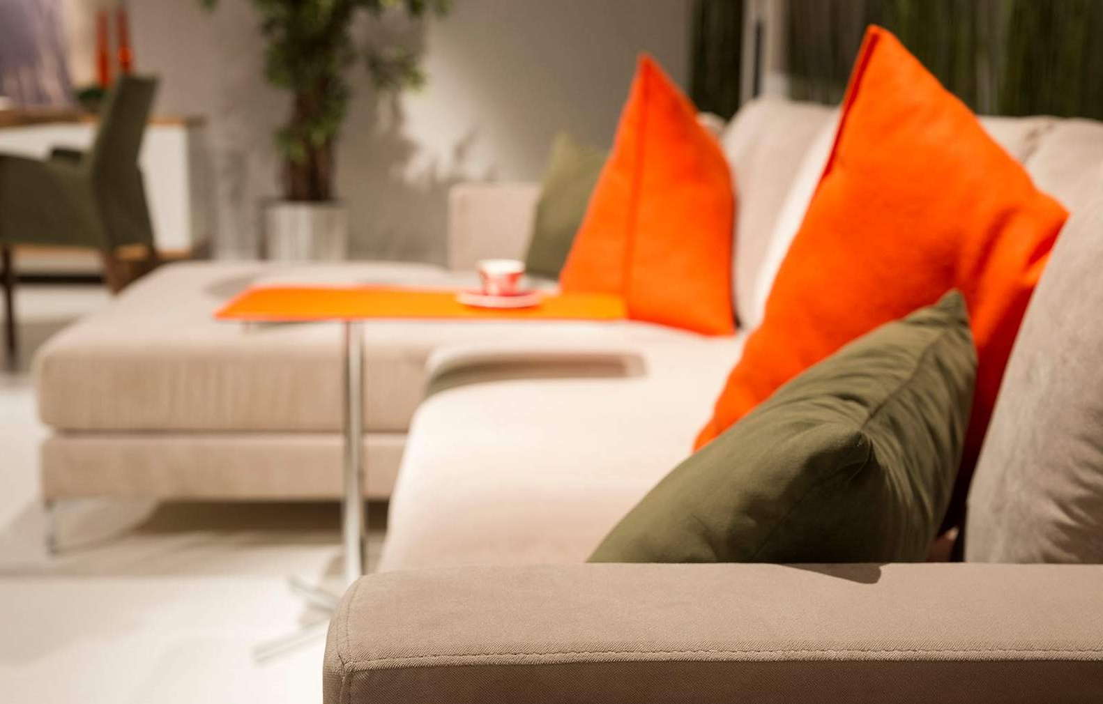 Ярко-оранжевые подушки на диване в гостиной
