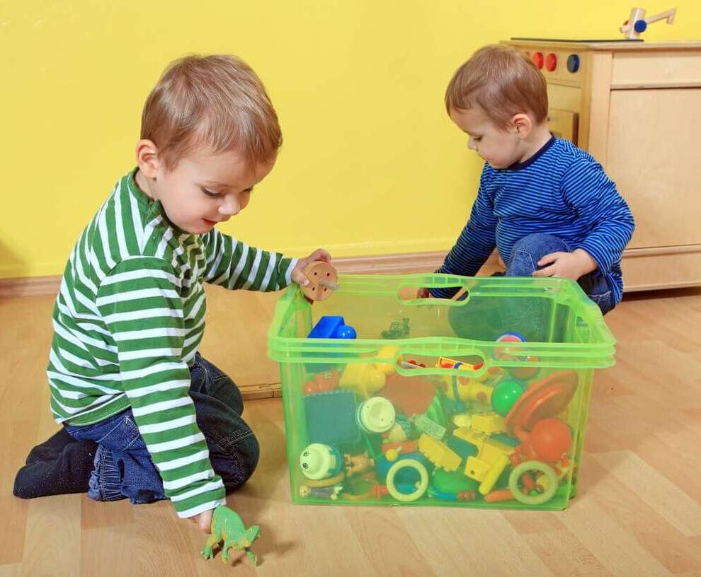 Мальчики 3 лет собирают игрушки