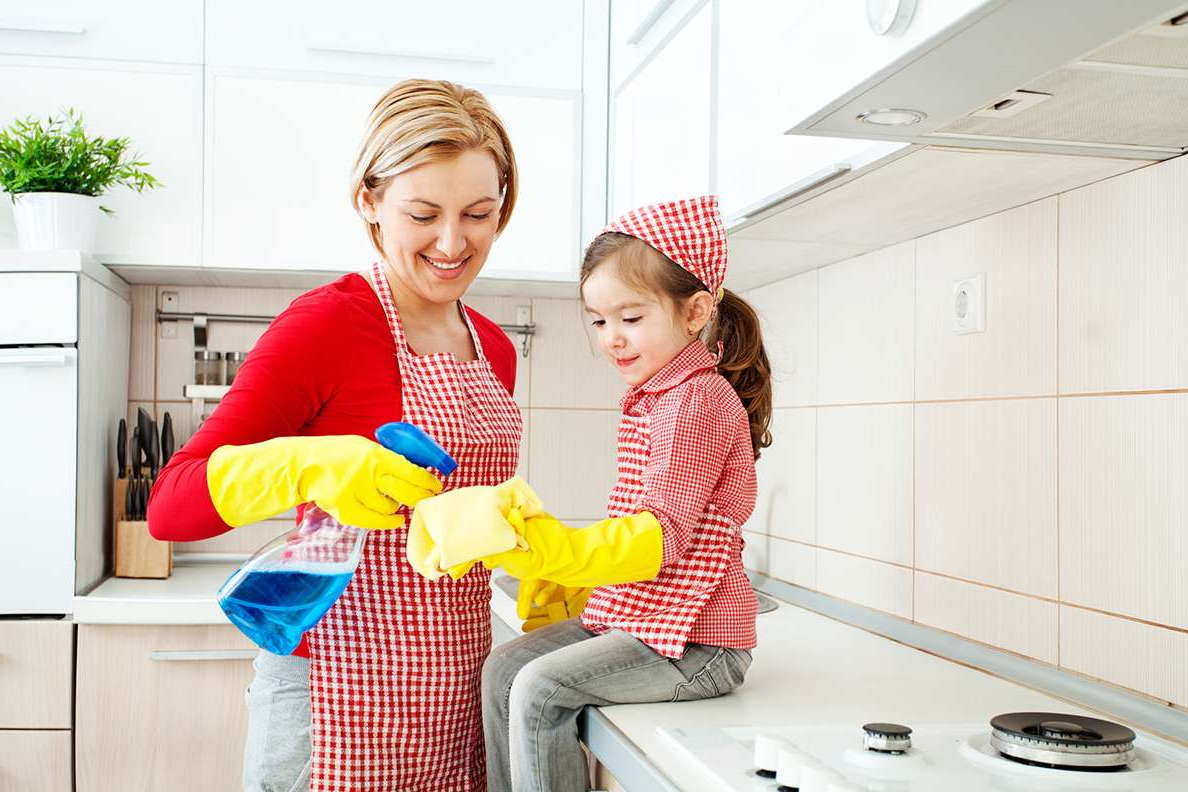 Научите ребенка помогать вам в домашней работе