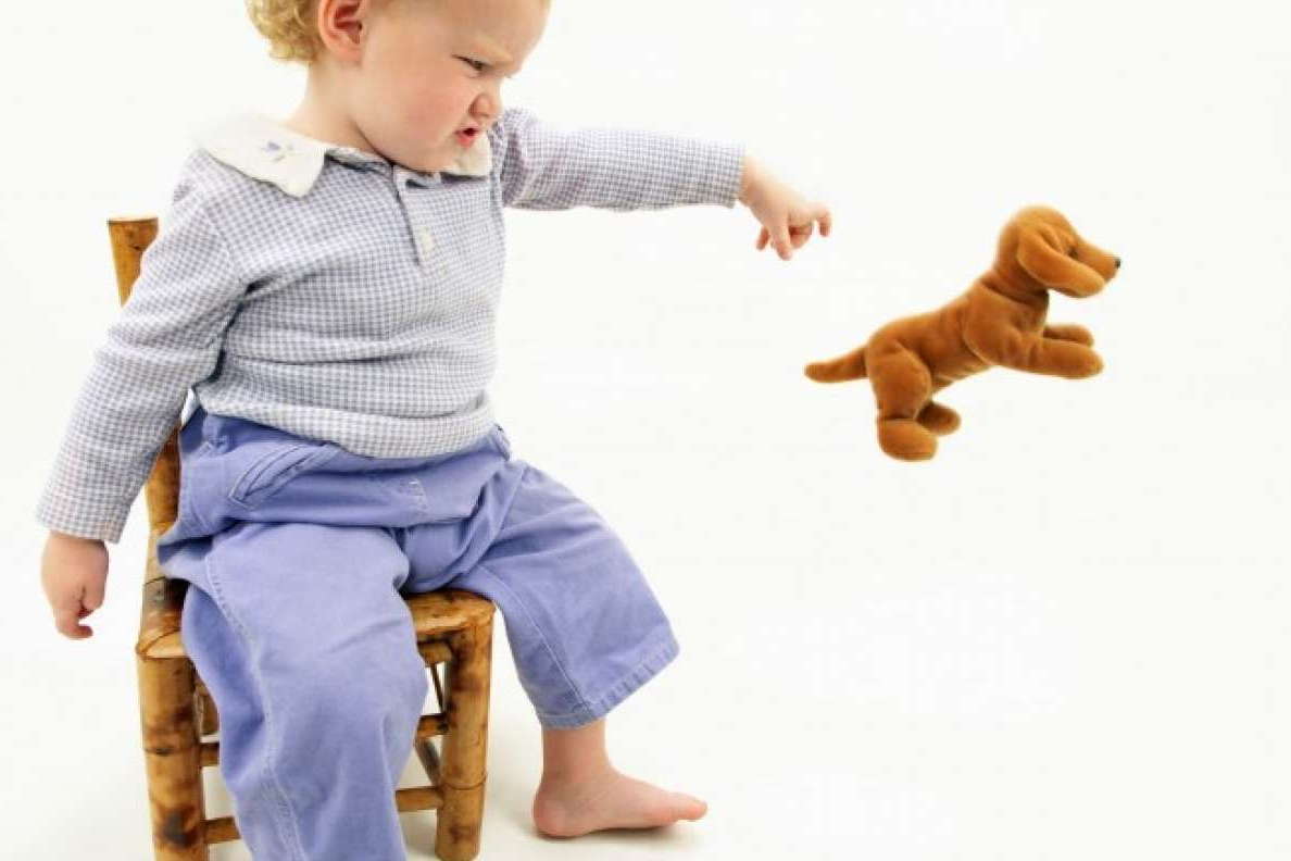 Ребенок бросает игрушку