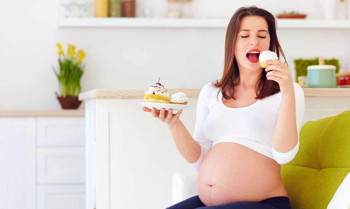 Беременная много кушает