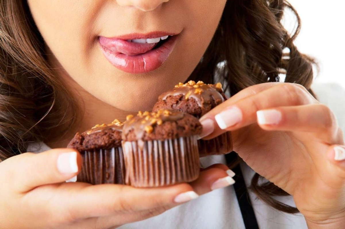 Девушка ест шоколадное пирожное