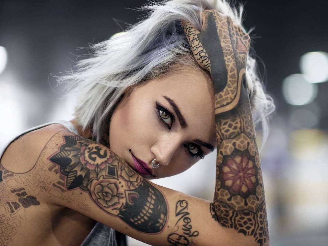 Татуаж: девушка с татуировками и кольцом в носу