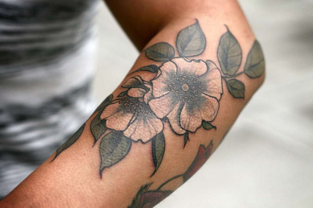 Татуировка цветов на руке