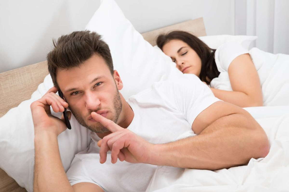 Муж звонит любовнице пока жена спит рядом в постели