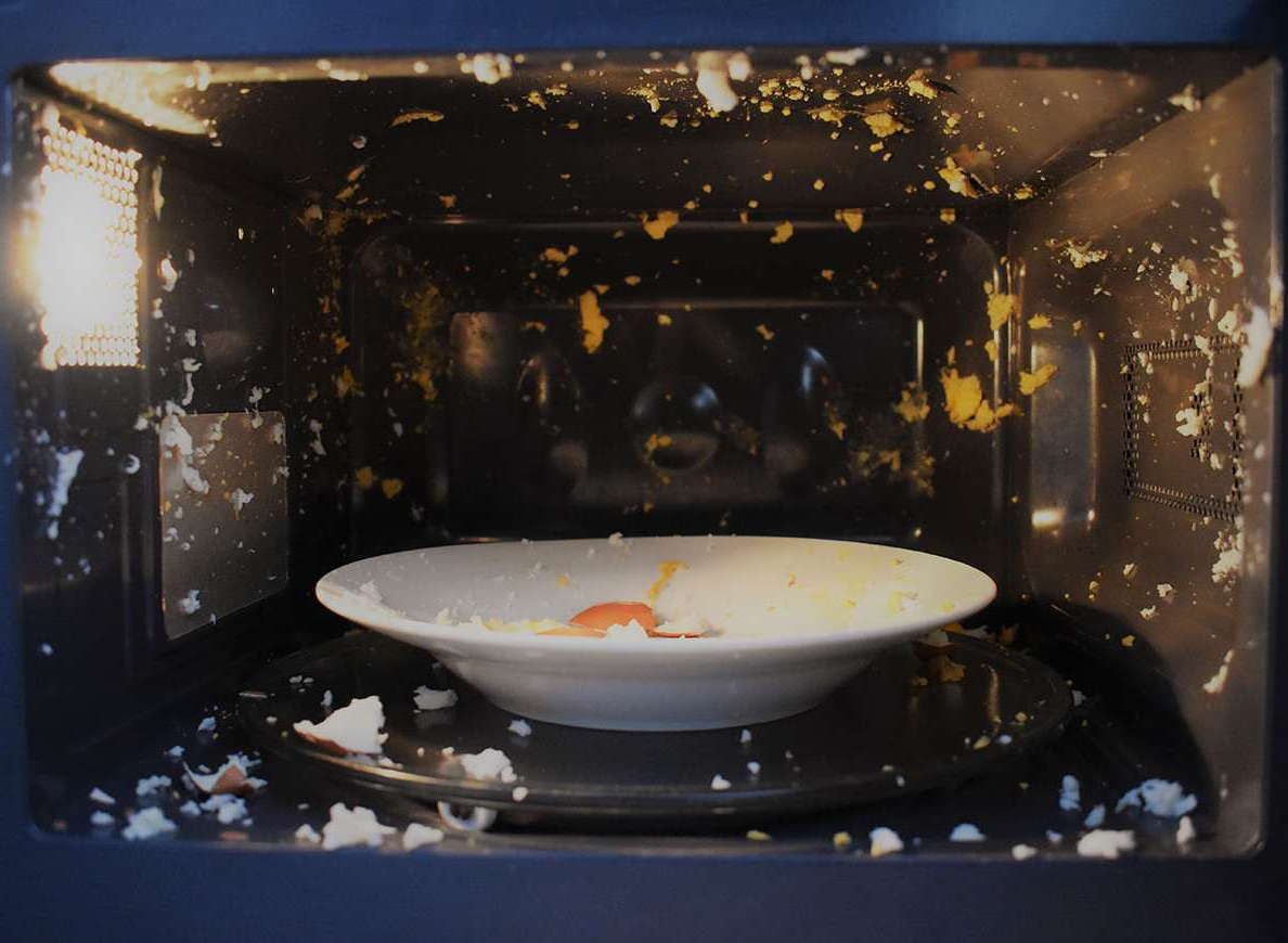 Взорвавшиеся яйца в микроволновой печи