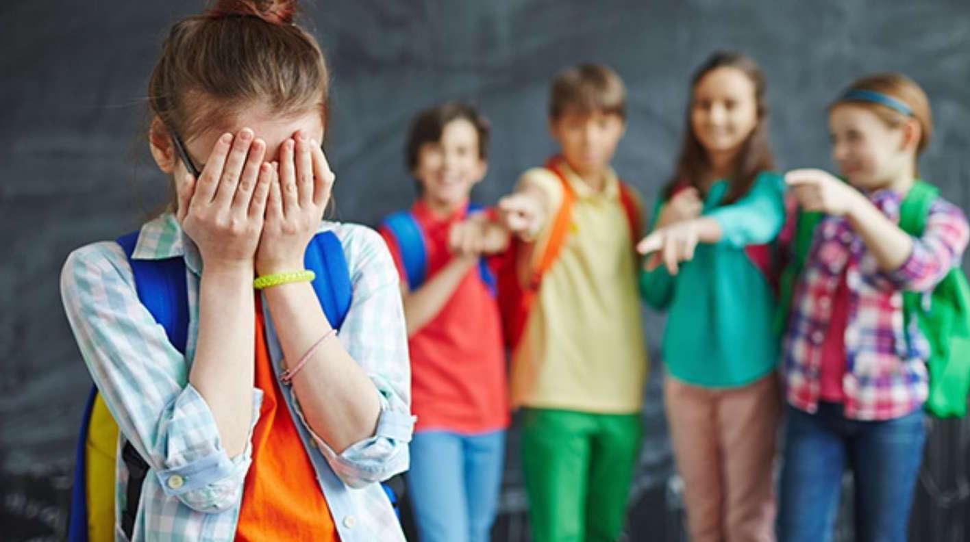 Дети издеваются над одноклассницей