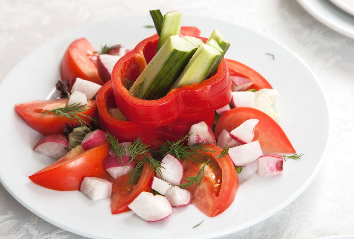 Свежие овощи в белой тарелке