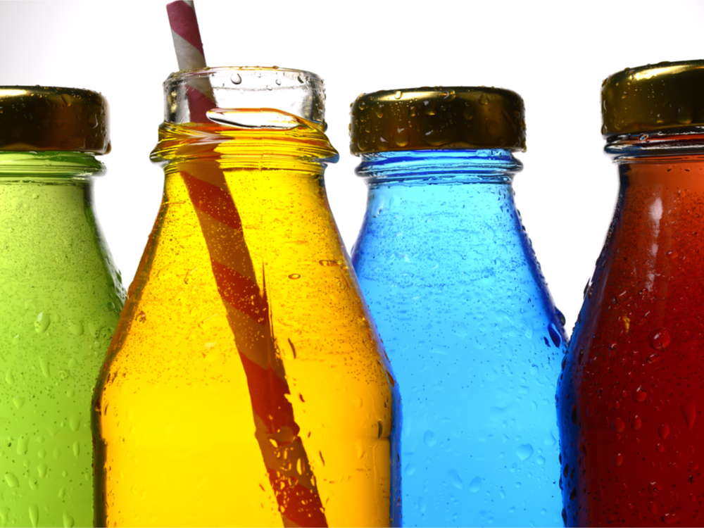 Газировка холодная разных цветов в бутылках