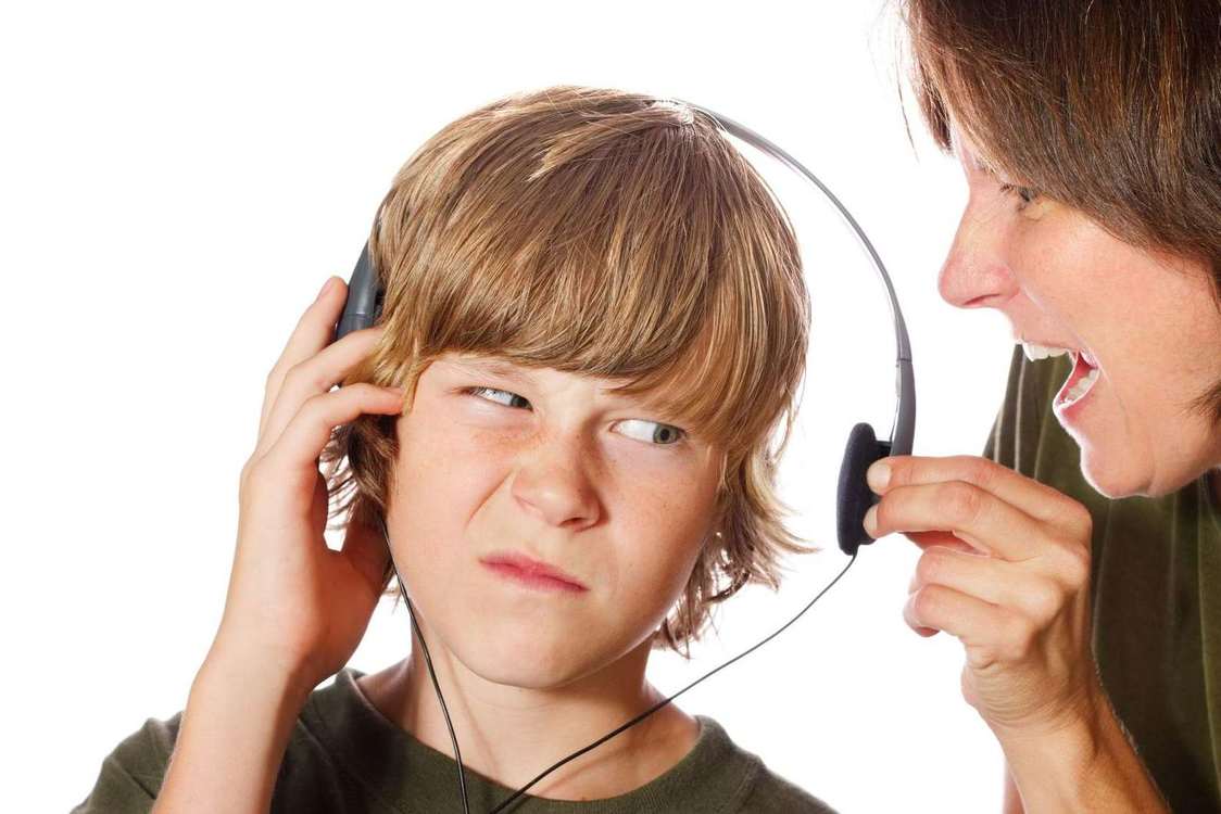 Мальчик подросток слушает музыку и не слышит маму