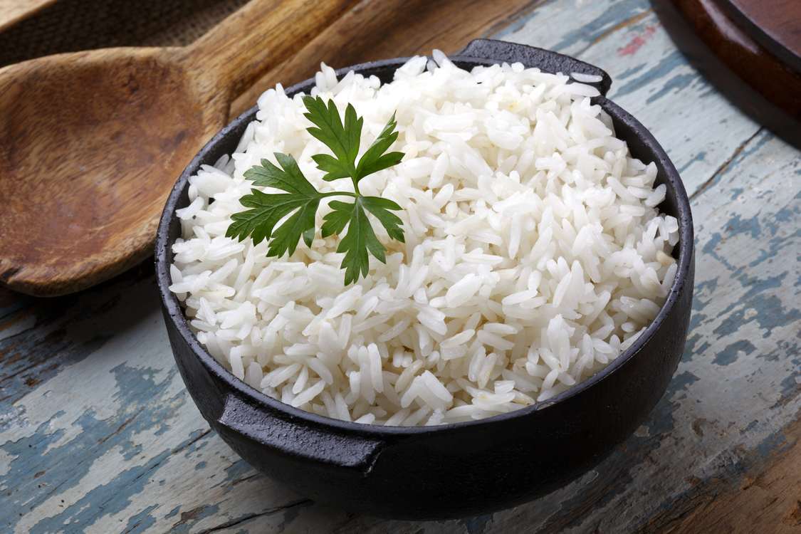 Отварной рис в блюде на столе
