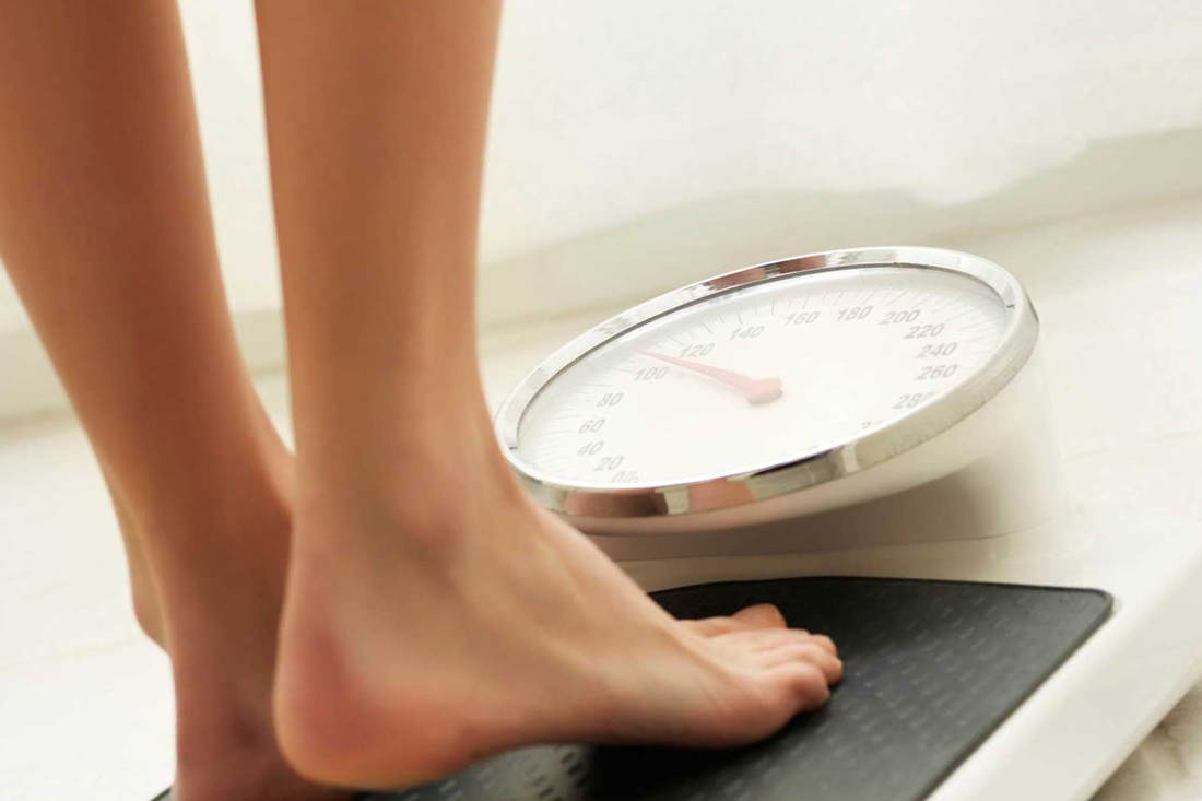 Цифры на весах показывают увеличение веса тела