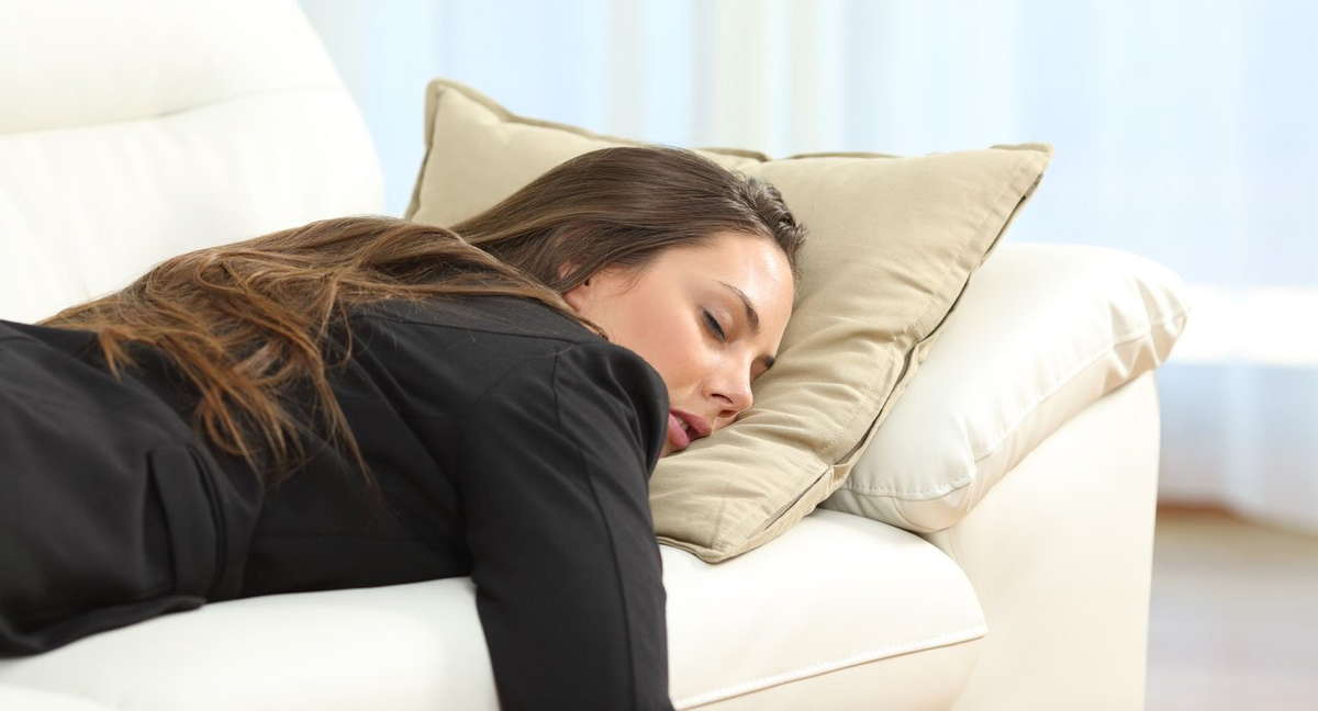 Усталость и истощение у девушки спит на диване