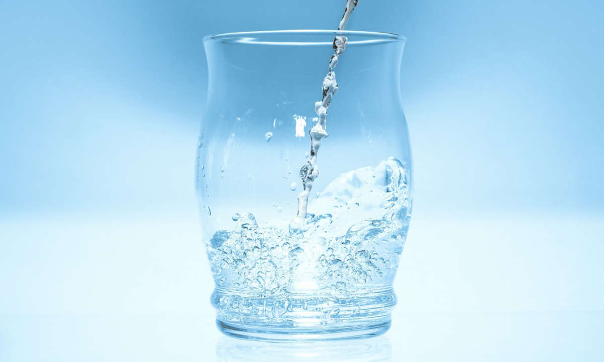 В стакан льется вода