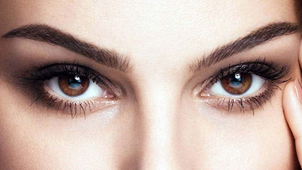 Женское лицо с карим цветом глаз