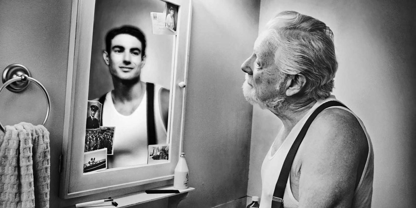 Старик смотрит в зеркало и видит себя молодым
