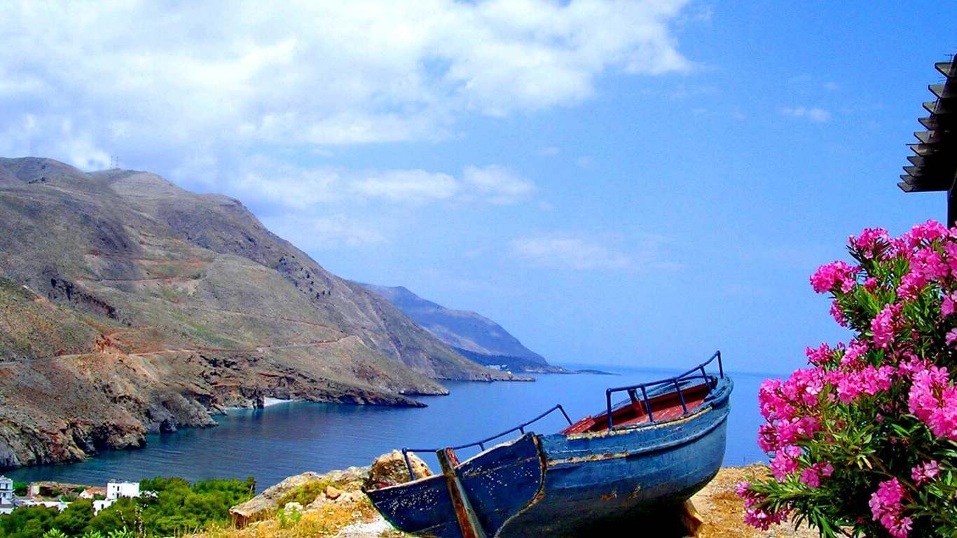 Лодка на берегу острова Крит, Греция