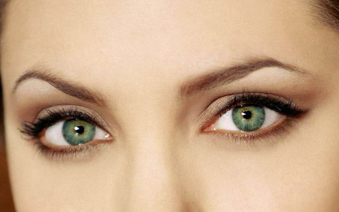 Женское лицо с зеленым цветом глаз