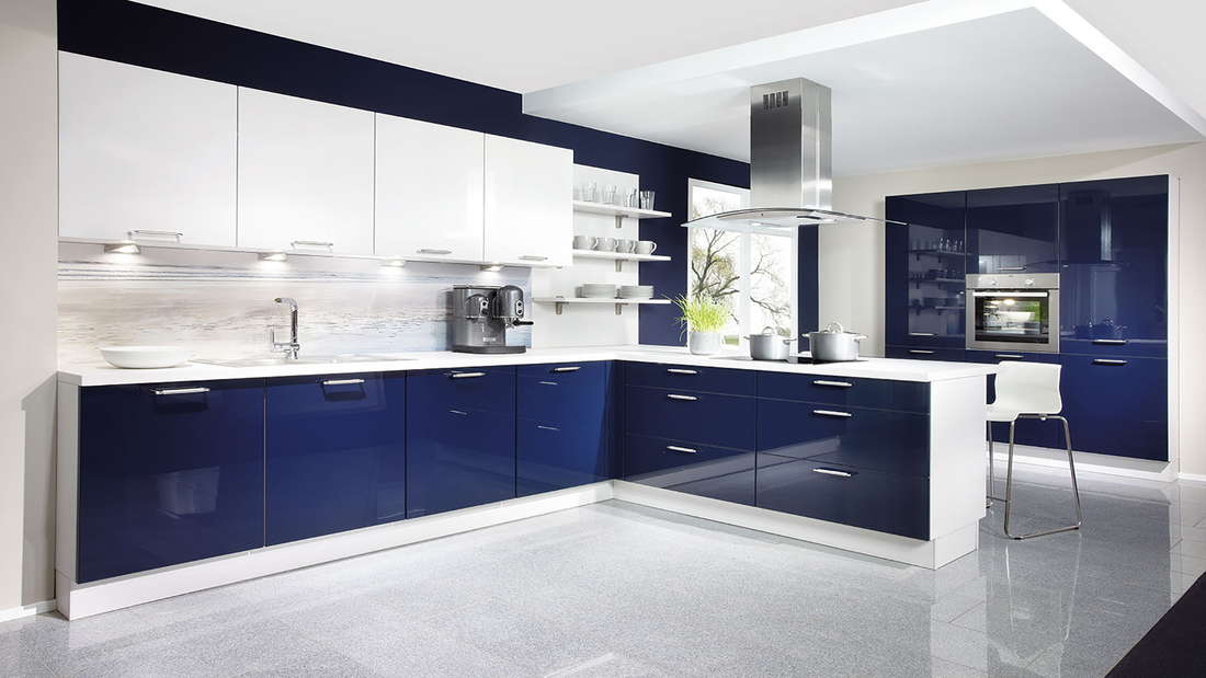 Сине-белая кухня в стиле модерн