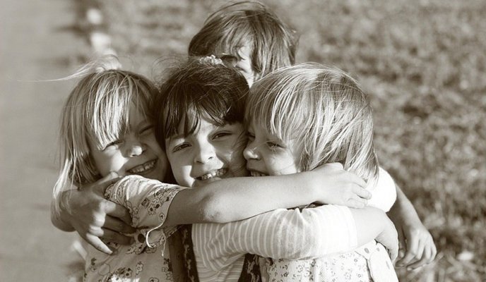 Дети обнимаются Дружба