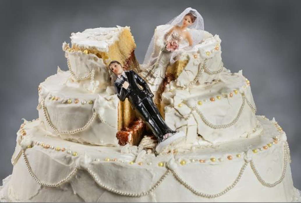 Свадебный торт с фигурками жениха и невесты