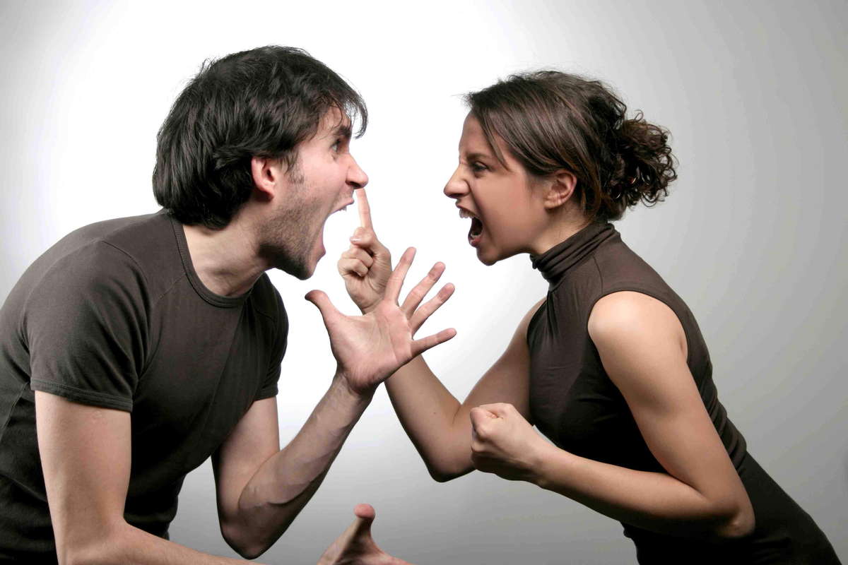 муж и жена кричат ссорятся