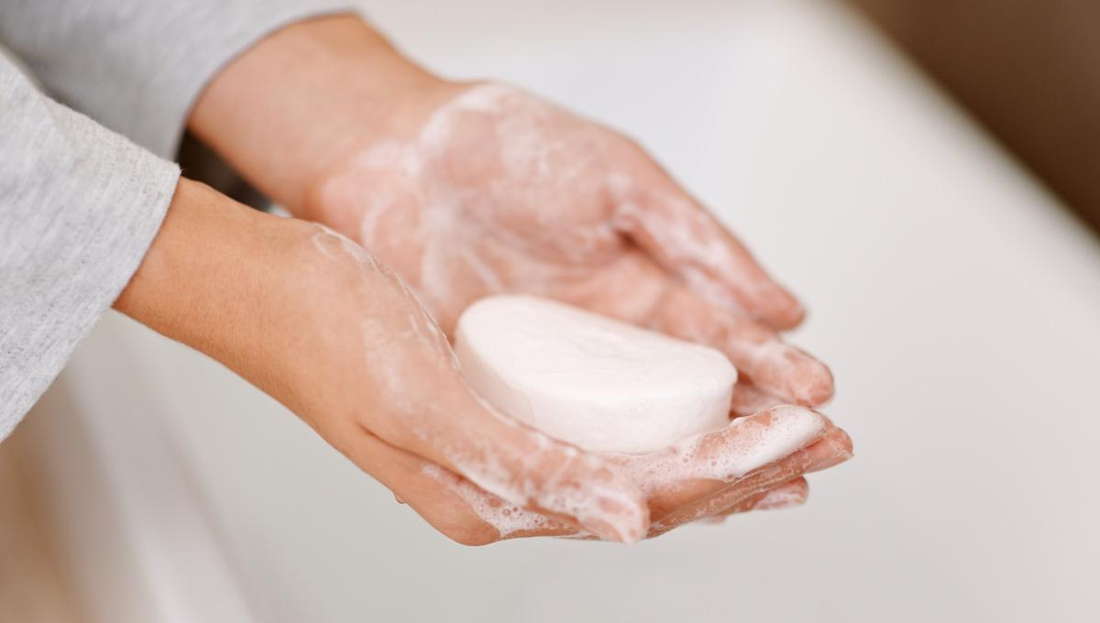 Намыливание рук твердым мылом