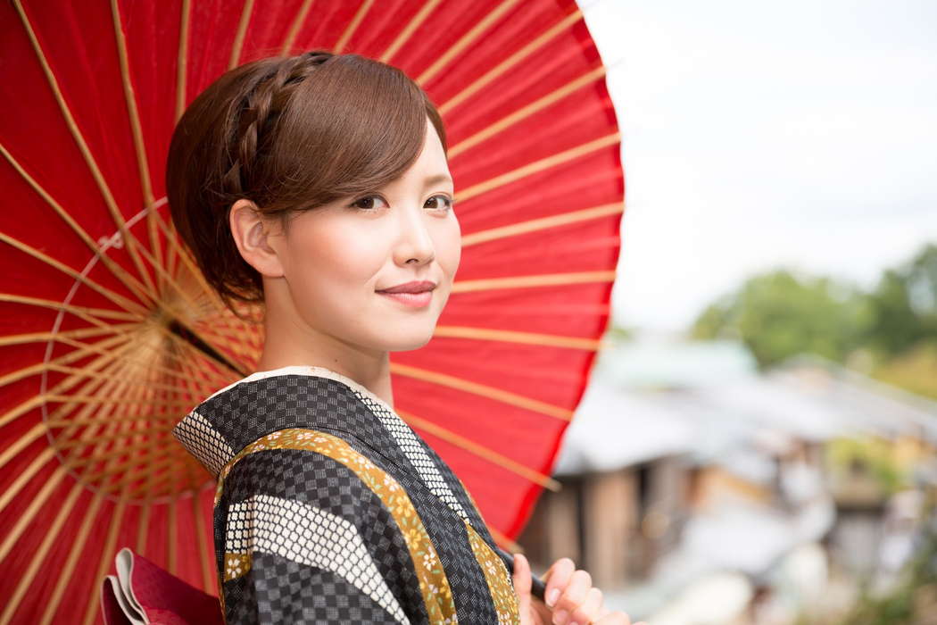Японская женщина с красным зонтом