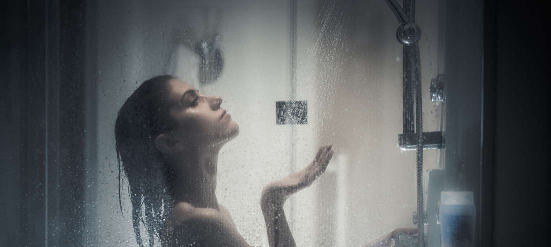 Девушка принимает горячий душ