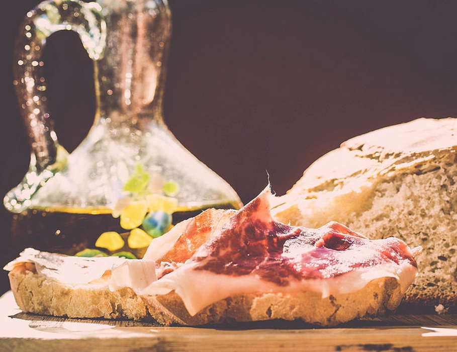 Оливковое масло первого отжима, домашний хлеб и мясо основные продукты средиземноморской диеты