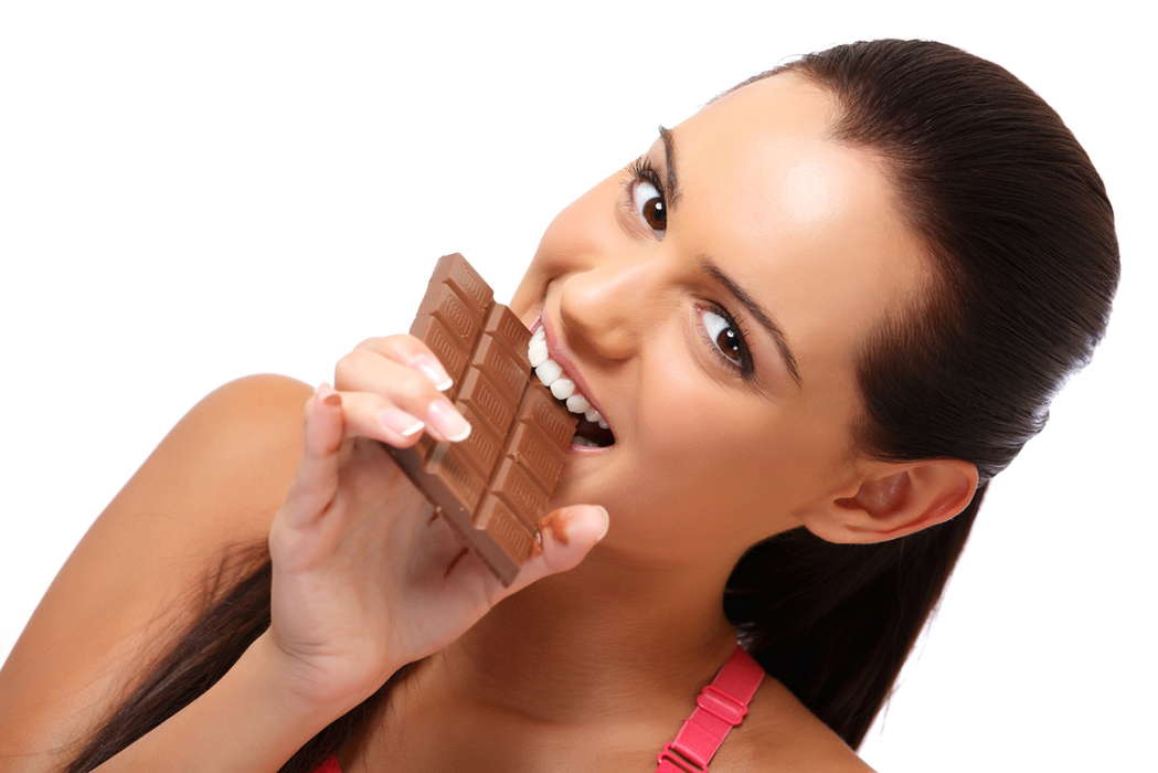 Девушка ест шоколад 2