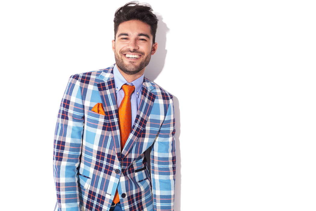 Мужчина в оранжевом галстуке и разноцветном пиджаке