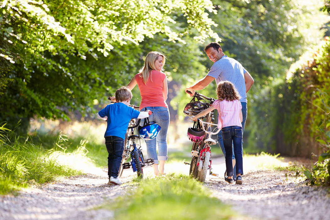 Семья на прогулке на велосипедах