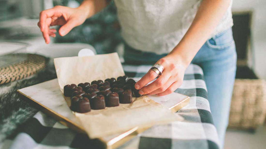 шоколадные конфеты на столе