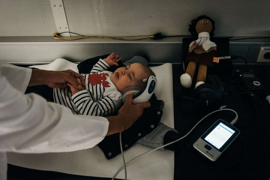 Доктор Вафа Шехата-Дилер использует специальный монитор для проверки слуха ребенка Макса в звукоизолированной кабине в неонатологической клинике