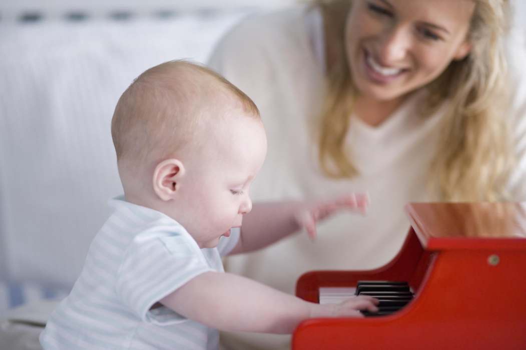 одаренный ребенок играет на пианино картинка