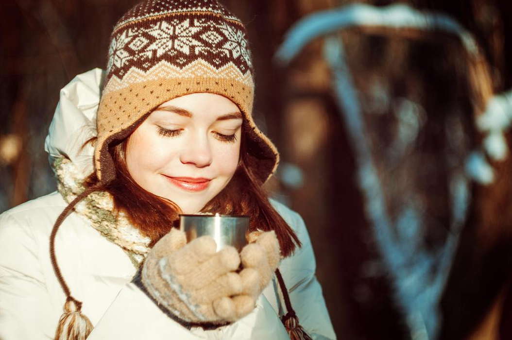 Девушка пьет чай зимой