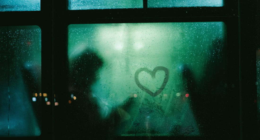 дождь сердечки на стекле