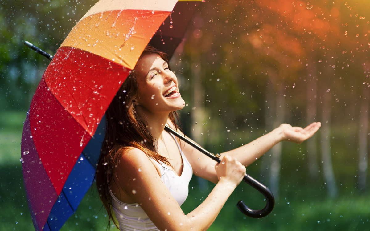 девушка с зонтом под дождем