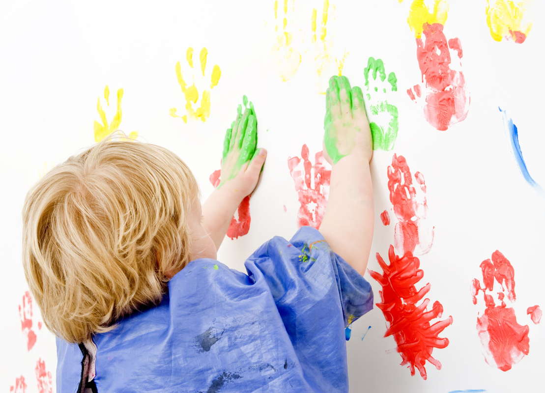 ребенок рисует на стене