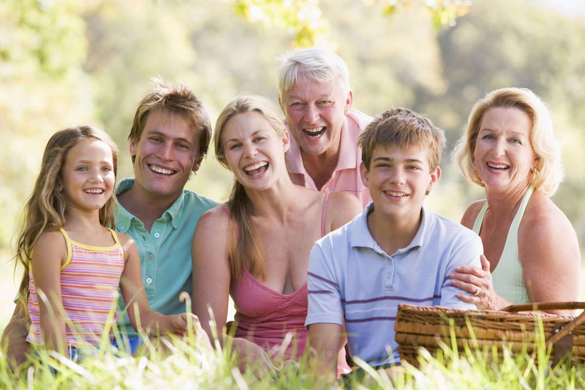 счастливая семья на пикнике улыбается