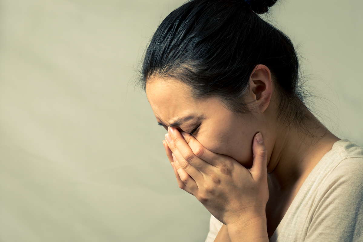 женщина плачет стресс